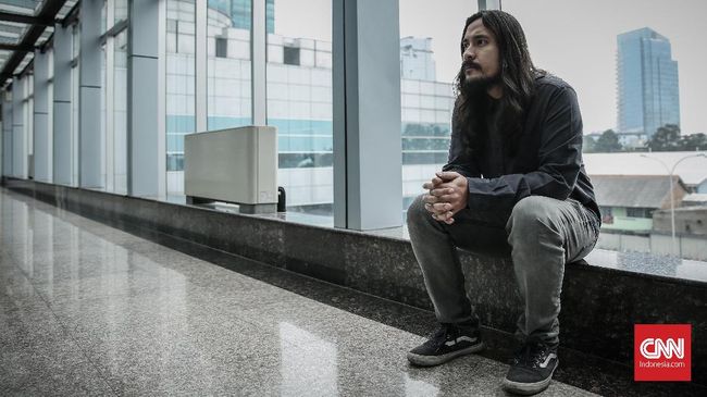 Marcello Tahitoe alias Ello kembali bermusik dengan merilis lagu Sampah Sampah Dunia Maya pada Jumat (10/8).