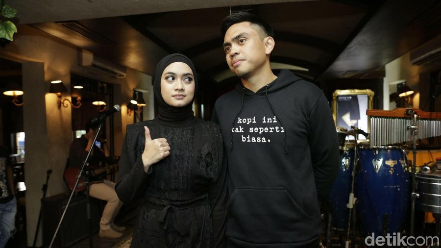 Ayudia Bing Slamet dan Ditto adalah pasangan muda yang masih berjiwa petualang. Simak deh asyiknya gaya mereka.