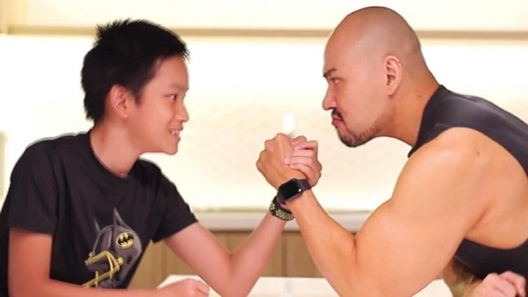 Anak Deddy Corbuzier, Azka memberi kejutan kue ulang tahun untuk asisten rumah tangganya.