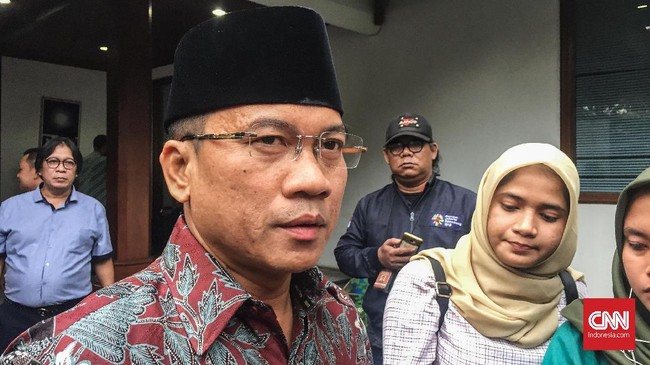 Menanggapi wacana pilkada kembali ke DPRD yang dibahas dalam pertemuan MPR dan Wantimpres, Wakil Ketua MPR memastikan 2024 masih tetap dipilih langsung rakyat.