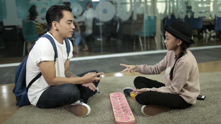 [Tahu enggak, Bun? Enda 'Ungu' kini punya 'kerjaan sampingan: tukang foto sang putri, Zara Leola. Kok bisa?]