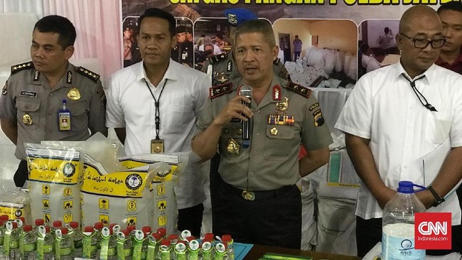 Di tengah masa pelaksanaan keberangkatan ibadah haji, Polda Jateng membekuk produsen air zam-zam palsu beromset Rp1,8 M yang memasarkan produknya ke Bandung.