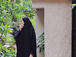 Tinggalkan Dunia Hiburan, 7 Gaya Religius Herfiza Istri Ricky Harun Kini Jadi Dosen