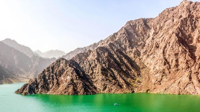 Tempat ini bisa dicapai dari Dubai dalam waktu satu setengah jam perjalanan darat.