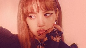 Lisa BLACKPINK Tampil Berbeda Tanpa Poni