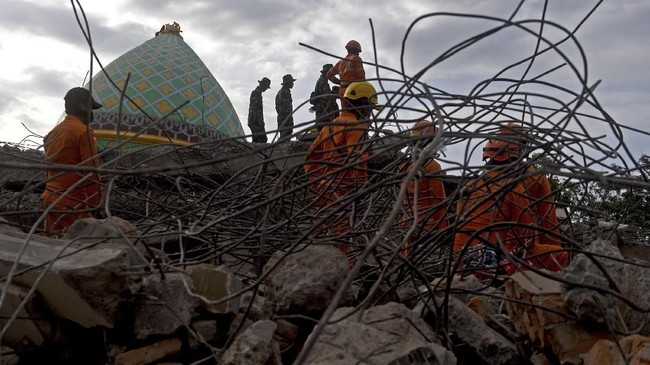 Gempa susulan terus mengguncang Lombok sejak gempa magnitudo 7,0 pada Minggu (13/8) malam lalu. Sementara itu upaya SAR tetap dilakukan guna mencari korban.