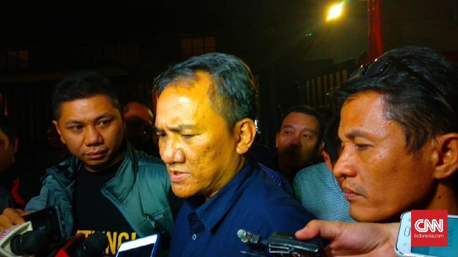 Wakil Sekjen Partai Demokrat Andi Arief mengklaim mempunyai data akurat mengenai dugaan 'mahar' Rp500 miliar yang disiapkan Sandiaga Uno untuk PAN dan PKS.