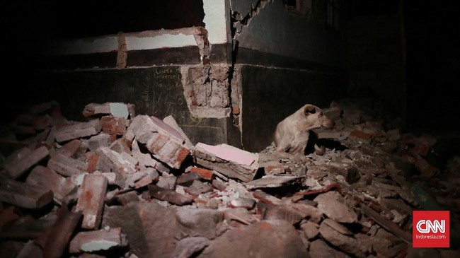 Bangunan tiga lantai yang akan difungsikan sebagai rumah indekos di Matraman, Jaktim, roboh diduga karena tak sesuai spesifikasi.