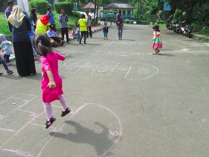 5 Permainan Tradisional Seru, Ajak Anak Bermain Yuk Bunda!