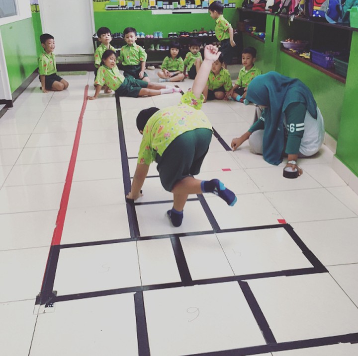 <p>Lahan terbatas untuk bikin pola tapak gunung dengan kapur tulis? Coba bikin polanya dengan lakban. Nggak kalah asyik lho. (Foto: Instagram/ @ayuwbanged)  </p>