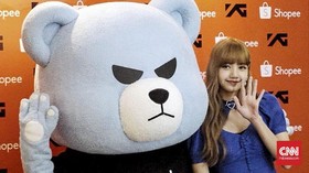 Lisa 'BLACKPINK' Kaget 'Dijemput' Fan di Bandara Indonesia