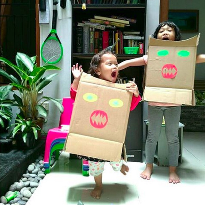 <p>Hmm, pakai kostum kardus berdua dengan teman, bermain pun makin seru. (Foto: Instagram/@cacabila)  </p>