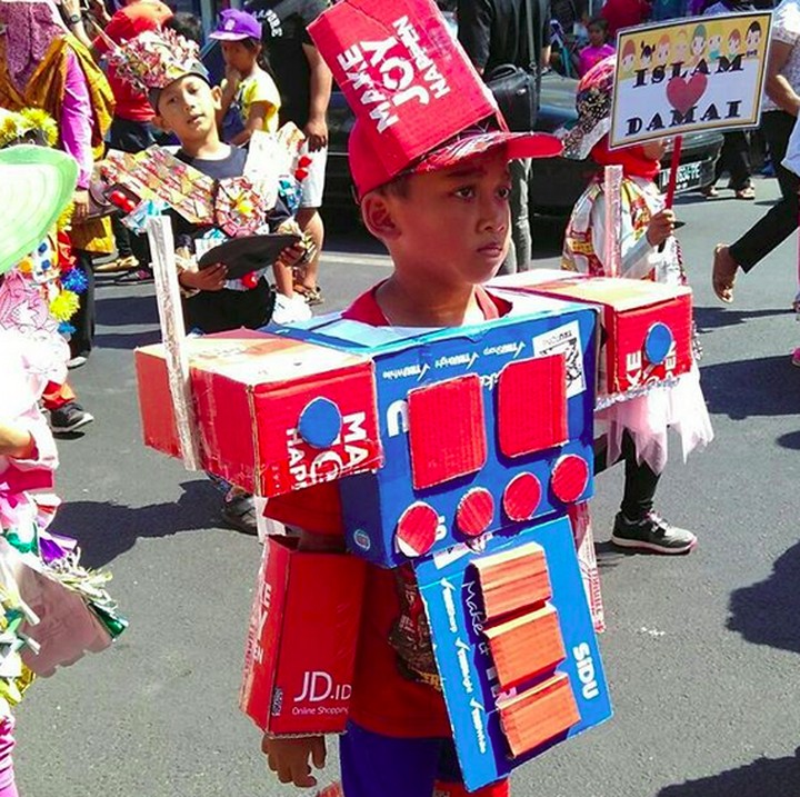 <p>Kardus yang nggak terpakai juga bisa jadi kostum robot yang keren lho. (Foto: Instagram/@giftshop_marita)</p>