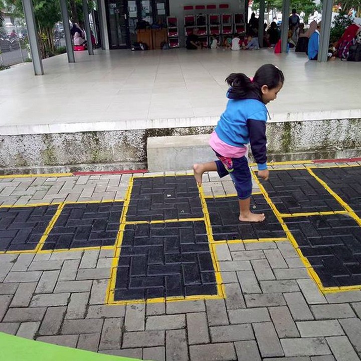 <p>Ayo, Nak, melompatlah lebih tinggi dan jaga keseimbangan ya supaya nggak gagal. He-he-he. (Foto: Instagram/ @dewikrishnagita)</p>