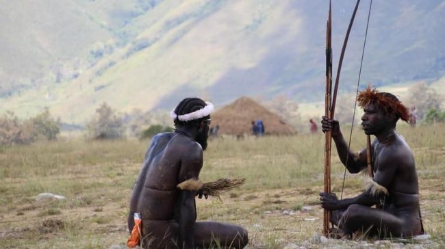 Pemerintah Kabupaten Jayawijaya mengimbau puluhan penerjemah untuk melindungi para turis dari kecelakaan atau tindak kriminal.