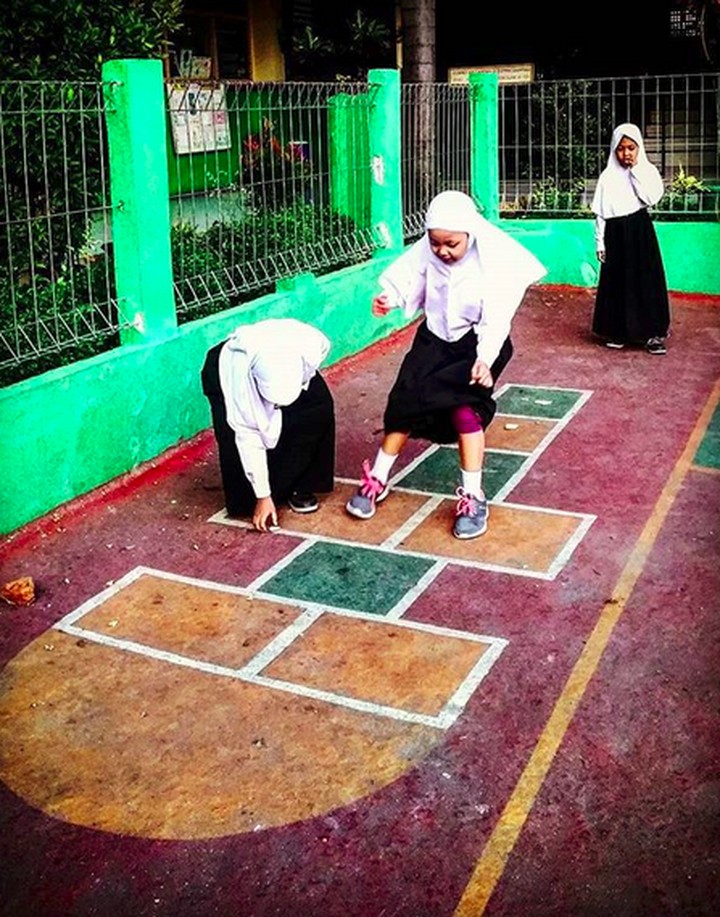 Serunya Anak  anak Bermain Engklek 