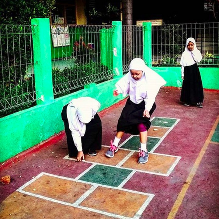 <p>Kalau gagal mempertahankan keseimbangan ketika mengambil batu nggak masalah. Yang penting happy dan seru-seruan ya, Nak. (Foto: Instagram/ @omazzz)</p>