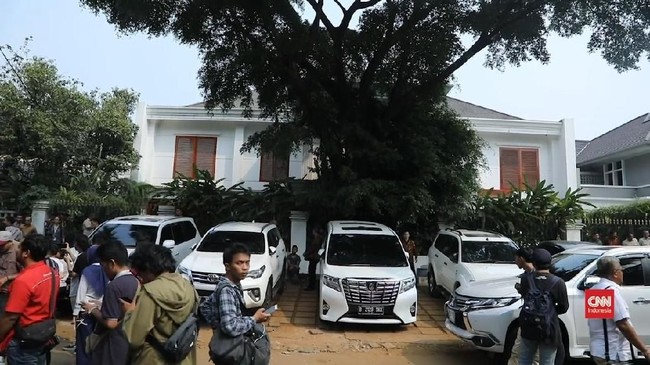 Kediaman Prabowo Subianto tampak sepi siang ini, jelang rapat pleno terbuka penetapan presiden dan wakil presiden terpilih oleh KPU.