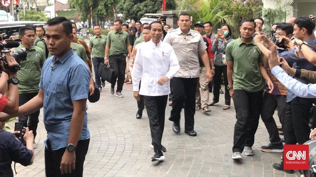 Saat pengumuman cawapresnya di Menteng, Jokowi menggunakan baju berkerah koko putih lengan panjang dan sneaker hitam andalannya.