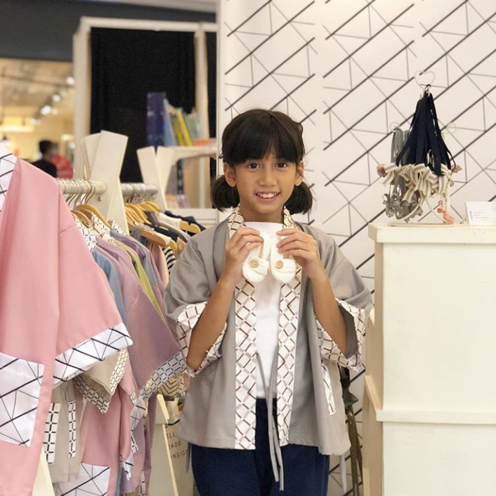 <p>Baju yang didesan Talullah Malaika model kimono dengan aneka warna yang lembut, cocok untuk anak-anak dan remaja. (Foto: Instagram @talullahmalaika)</p>