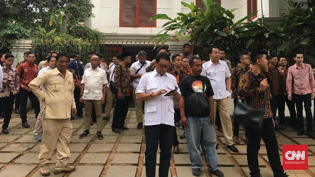 Demokrat tak ikut menandatangani surat dukungan pencapresan Prabowo Subianto. Hanya PKS, Gerindra dan PAN yang mengusung Prabowo Subianto.