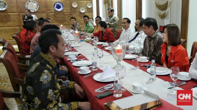 Langkah Jokowi memilih KH Ma'ruf Amin sebagai cawapres di Pilpres 2019 disambut sorak gembira oleh kader PKB yang berada di Restoran Plataran, Jakarta Pusat. 