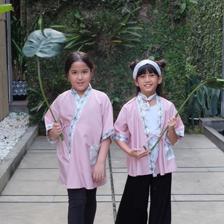 <p>Ini Ulla memakai baju karyanya. Lucu ya, Bun? (Foto: Instagram @talullahmalaika)</p>