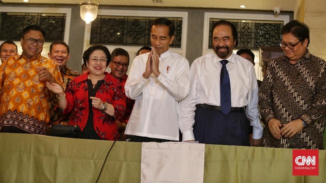 Usai mengumumkan Ma'ruf Amin sebagai cawapres, Jokowi dan ketum parpol memilih tertawa saat ditanya isu Mahfud MD yang sebelumnya disebut akan jadi cawapres.