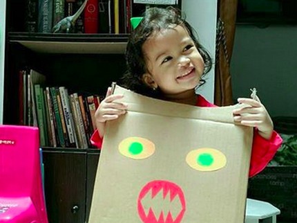 Lucunya Anak-anak Ini Saat Pakai Kostum dari Kardus