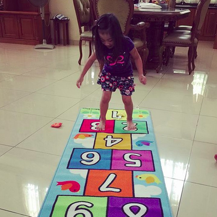 <p>Atau main di dalam rumah dengan karpet berpola tapak gunung? Boleh juga lho. (Foto: Instagram/ @ichaoctora)</p>