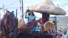 Ada 'Alice in Wonderland' di Tomohon Flower Festival