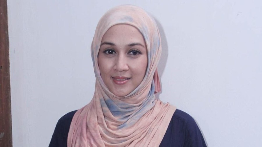 Transformasi gaya hijab Dina Lorenza