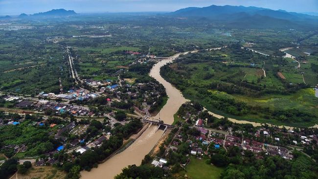 Menteri Pariwisata Thailand mengimbau turis bisa melakukan penyelamatan diri dengan naik ke daratan yang tinggi jika banjir menerjang.