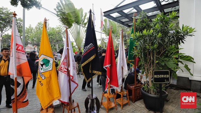 Tujuh bendera partai politik terpasang di Restoran Plataran, lokasi pertemuan sejumlah ketua partai koalisi pendukung Joko Widodo. Tak ada bendera PKB dan PDIP.