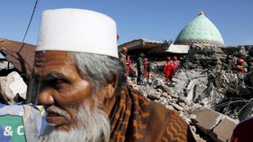 Foto: Evakuasi Korban Gempa di Bawah Puing Masjid Pemenang