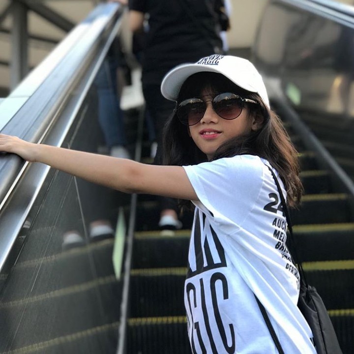 <p>Ulla juga suka berpose. Keren nih pakai kacamata hitam. (Foto: Instagram @talullahmalaika)</p>