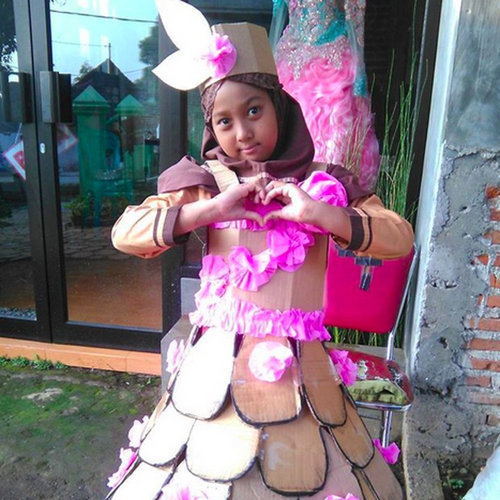 <p>Siapa sangka potongan kardus yang disusun bertumpuk bisa jadi busana yang indah buat si gadis kecil. (Foto: Instagram/@naennysalonwedding)  </p>