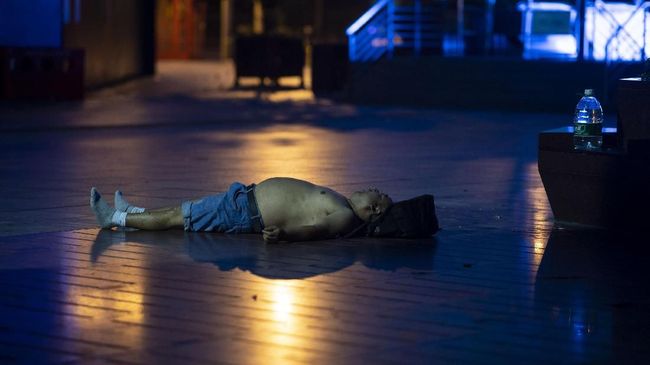 Sekitar pukul 4 pagi pemandangan warga Shanghai yang tidur di tempat-tempat terbuka menjadi pemandangan unik.
