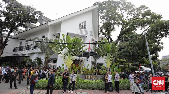Joko Widodo dan tokoh parpol koalisi pendukungnya mendeklarasikan pencalonan Pilpres 2019 di restoran Plataran Menteng yang menempati bangunan bersejarah.