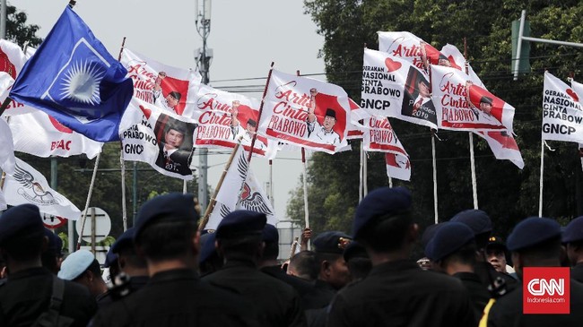 FOTO: Konvoi dan Marching Band Antar Prabowo-Sandiaga ke KPU
