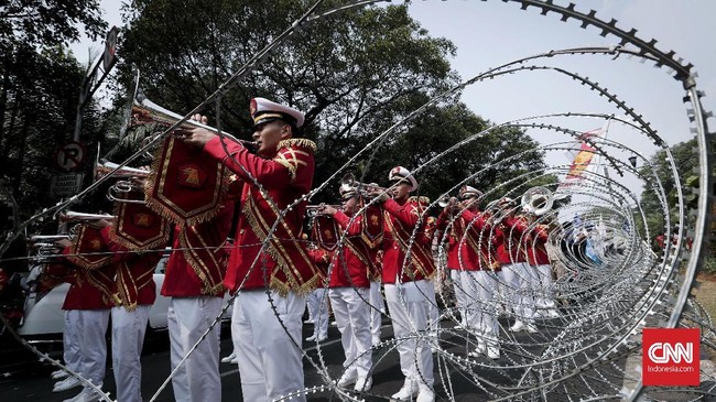 Mantan jenderal Prabowo Subianto mendatangi KPU dengan marching band, laiknya tentara akan maju berperang.