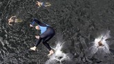 NYALANG: Cumbu Rayu Dua Wajah Banyu Pada foto-foto unik pilihan CNNIndonesia.com pekan ini, ada percikan air yang melindungi tubuh dari gelombang panas, serta banjir di Jepang dan Myanmar.