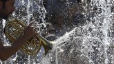 NYALANG: Cumbu Rayu Dua Wajah Banyu Pada foto-foto unik pilihan CNNIndonesia.com pekan ini, ada percikan air yang melindungi tubuh dari gelombang panas, serta banjir di Jepang dan Myanmar.