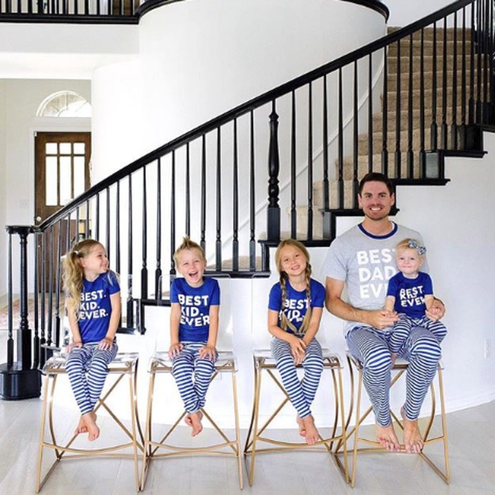<p>Pakai baju kembaran memang bisa jadi salah satu ide foto seri bareng anak yang rasa-rasanya tak pernah lekang oleh waktu ya, Bun. (Foto: Instagram @janenecrossley)</p>