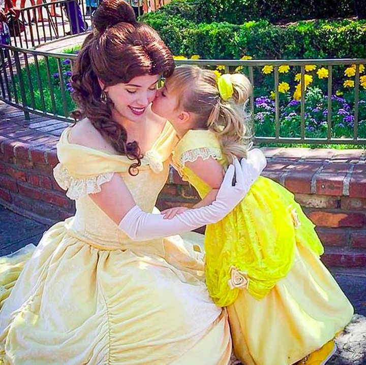 <p>Muah! Kecup manis Belle kecil untuk Belle yang sudah dewasa. He-he-he. (Foto: Instagram/ @randomly_riley)  </p>