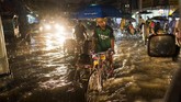 NYALANG: Cumbu Rayu Dua Wajah Banyu Pada foto-foto unik pilihan CNNIndonesia.com pekan ini, ada percikan air yang melindungi tubuh dari gelombang panas, serta banjir di Jepang dan Myanmar.