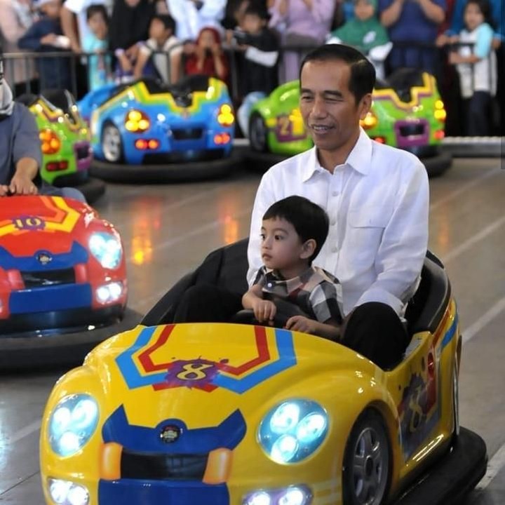 <p>Jokowi dan Jan Ethes bermain bumper car di Transtudio Mini. Asyik! (Foto: Instagram @jokowi)</p>