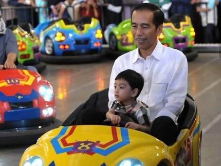 Momen Jokowi Momong Cucu