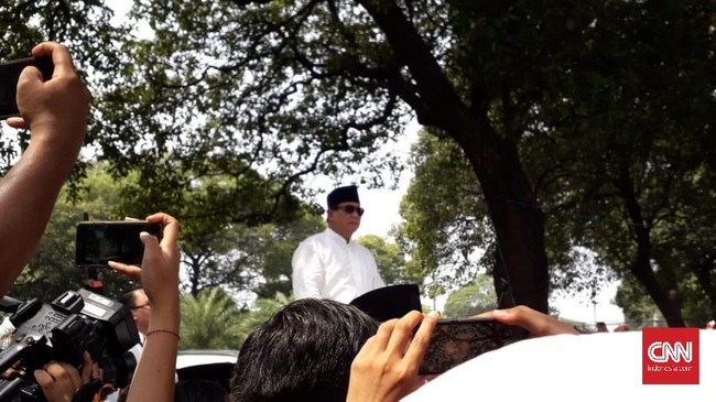 Mengenakan peci hitam dan kacamata hitam, Prabowo Subianto bersama Sandiaga tiba di KPU sekitar pukul 13.35 WIB untuk mendaftar sebagai capres-cawapres.
