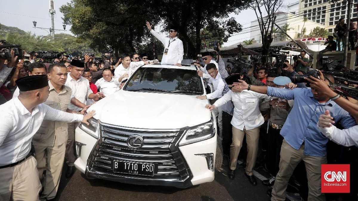 FOTO: Konvoi dan Marching Band Antar Prabowo-Sandiaga ke KPU